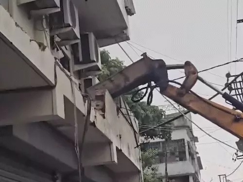 You are currently viewing साउथ 24 परगना में अभिषेक बनर्जी के पार्टी कार्यालय पर प्रशासन की कार्रवाई, कथित अवैध निर्माण का हिस्सा ध्वस्त