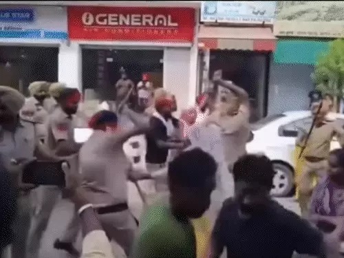 बरनाला लाठीचार्ज के विरोध में पंजाब बंद: अमृतसर में सड़कें जाम, गुरदासपुर के बाजार बंद, जालंधर निगम में सफाईकर्मियों का प्रदर्शन