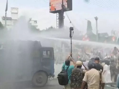 बिहार में छात्रों के समर्थन में RJD का बड़ा प्रदर्शन, तेजस्वी यादव हिरासत में; वाटर कैनन से रोका मार्च