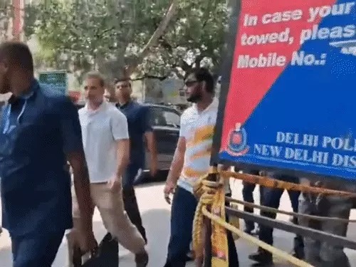 राहुल गांधी घायल छात्र को लेकर थाने पहुंचे, FIR की मांग पर बाहर धरने पर बैठे