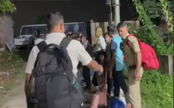 बेंगलुरु में अवैध प्रवासियों पर कार्रवाई: 31 बांग्लादेशी नागरिक पश्चिम बंगाल भेजे गए, 1,894 की जांच जारी